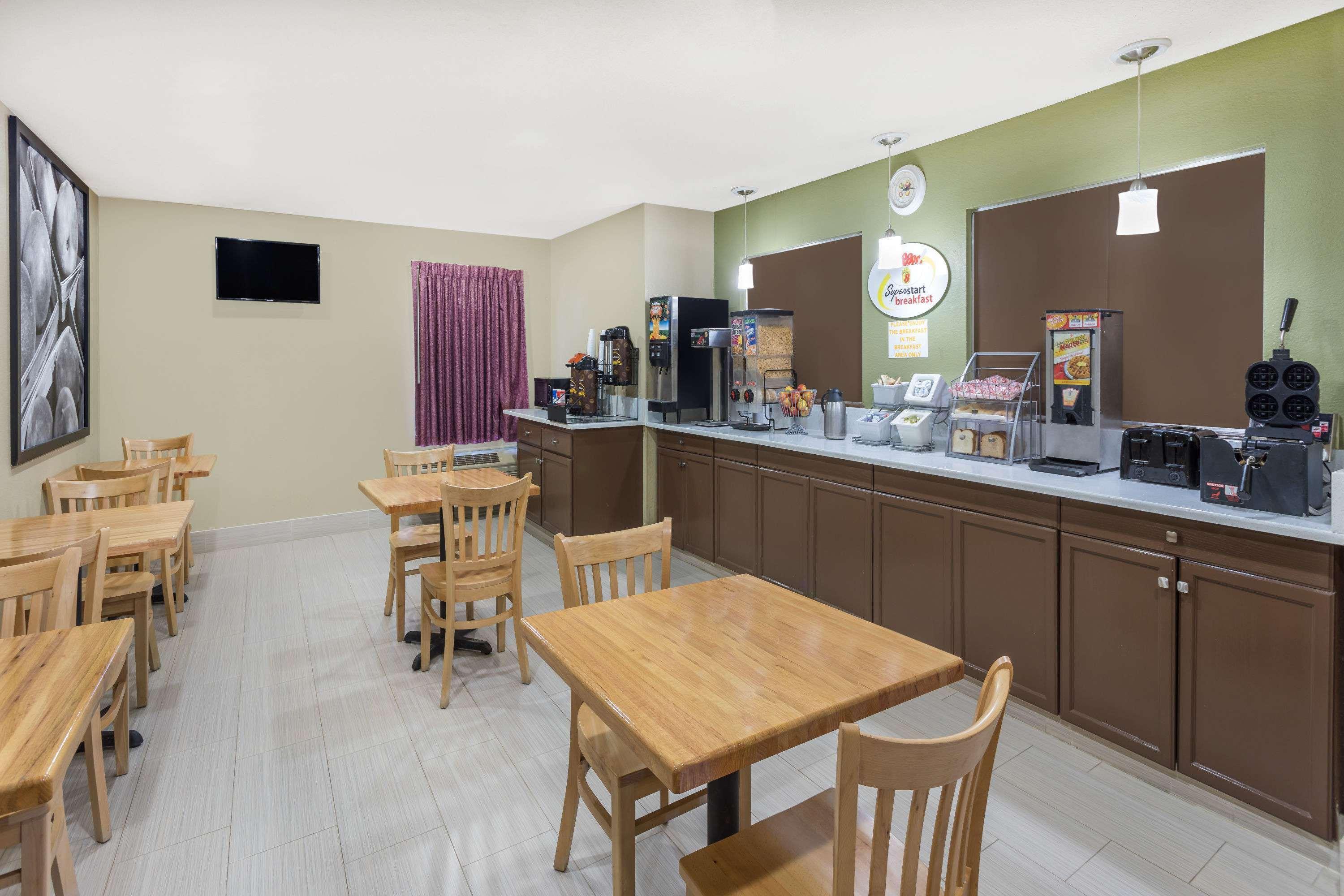 ซูเปอร์ 8 บาย วินด์แฮม ดอว์สันวิลล์ Hotel ภายนอก รูปภาพ