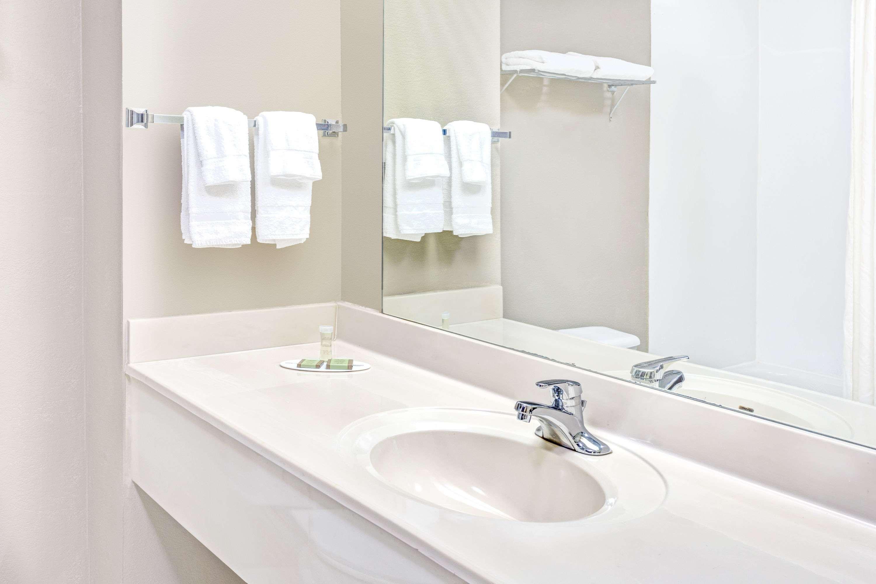 ซูเปอร์ 8 บาย วินด์แฮม ดอว์สันวิลล์ Hotel ภายนอก รูปภาพ