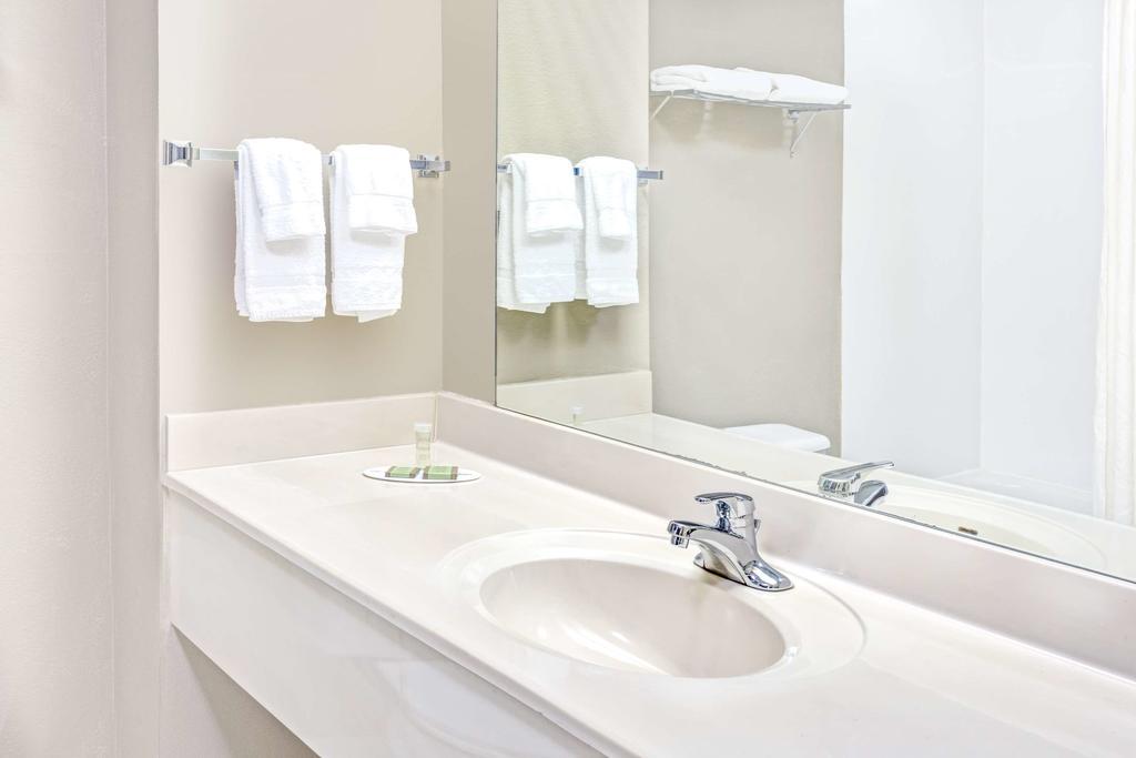 ซูเปอร์ 8 บาย วินด์แฮม ดอว์สันวิลล์ Hotel ภายนอก รูปภาพ
